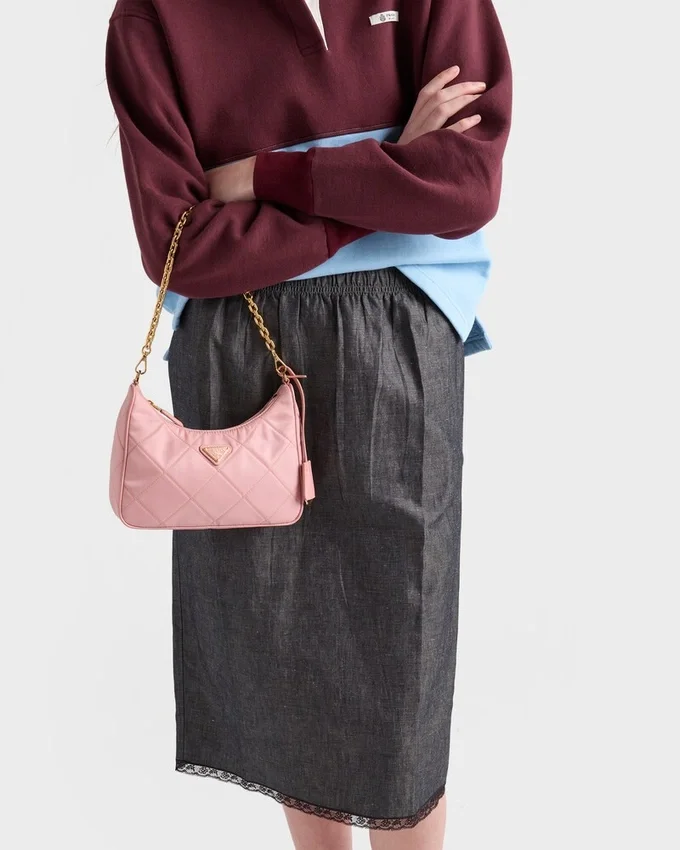 Mini taška Prada Re-Edition z prošívaného materiálu Re-Nylon Mini taška Prada Re-Edition z prošívaného materiálu Re-Nylon