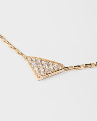 Náhrdelník Eternal Gold Eternal Mini Triangle s přívěskem ze žlutého zlata a diamantů Náhrdelník Eternal Gold Eternal Mini Triangle s přívěskem ze žlutého zlata a diamantů