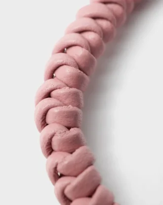 Náramek z pletené nappa kůže s kovovým ornamentem Náramek z pletené nappa kůže s kovovým ornamentem