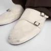 Pantofle Shuffle s dvojitým přezkovým zapínáním ze stárnuté kůže Pantofle Shuffle s dvojitým přezkovým zapínáním ze stárnuté kůže
