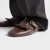 Pantofle Shuffle z patinované kůže s přezkou a třásněmi Pantofle Shuffle z patinované kůže s přezkou a třásněmi