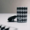 Porcelánová vonná svíčka – šachovnice Porcelánová vonná svíčka – šachovnice