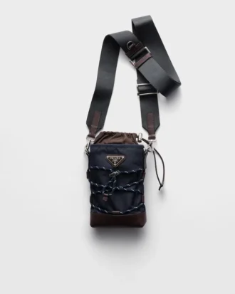 Pouzdro na smartphone Prada Speedrock z materiálu Re-Nylon a kůže