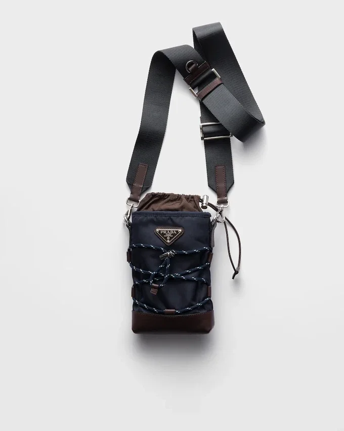 Pouzdro na smartphone Prada Speedrock z materiálu Re-Nylon a kůže Pouzdro na smartphone Prada Speedrock z materiálu Re-Nylon a kůže