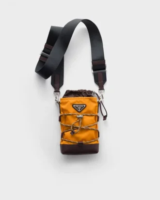 Pouzdro na smartphone Prada Speedrock z materiálu Re-Nylon a kůže