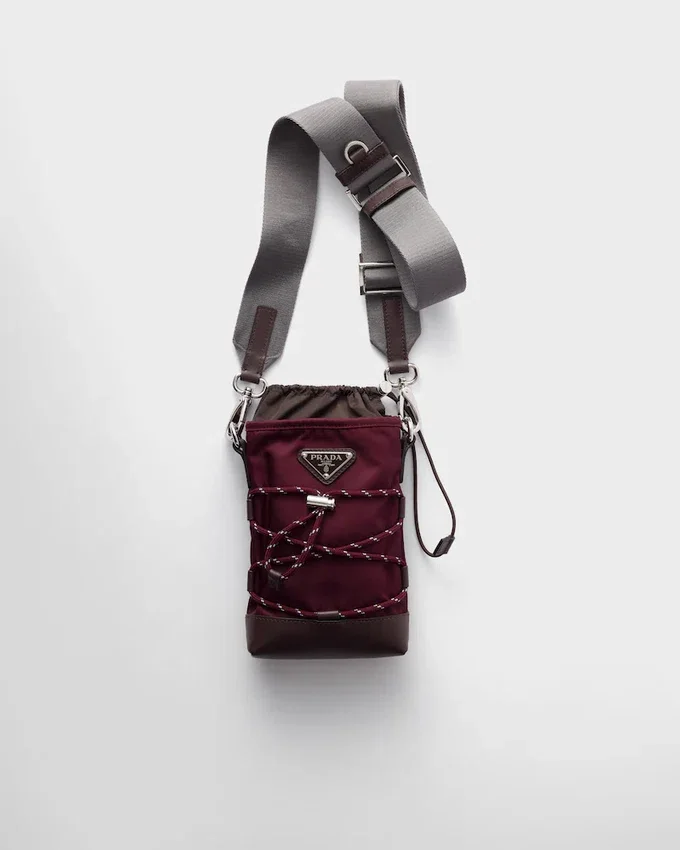 Pouzdro na smartphone Prada Speedrock z materiálu Re-Nylon a kůže Pouzdro na smartphone Prada Speedrock z materiálu Re-Nylon a kůže