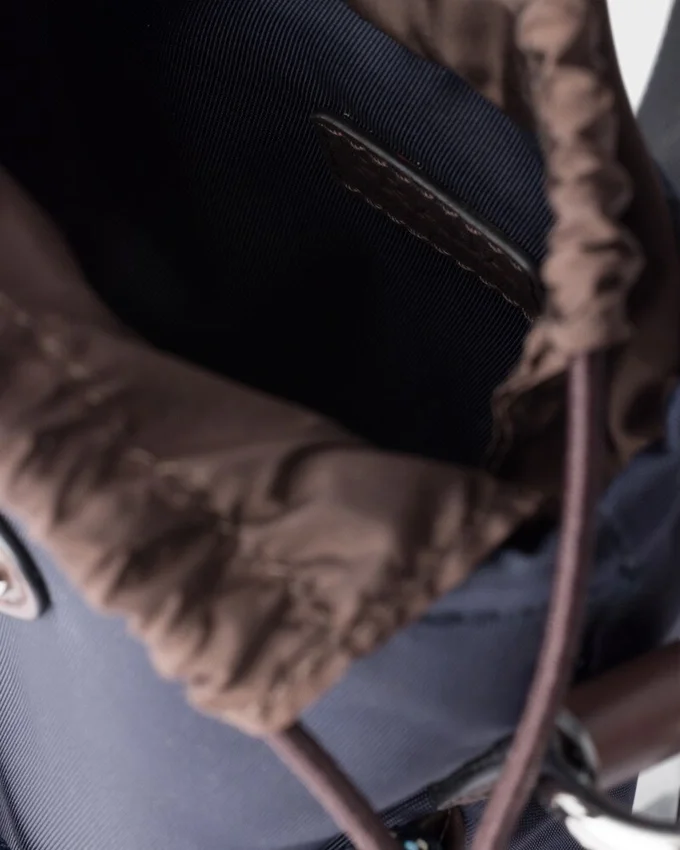 Pouzdro na smartphone Prada Speedrock z materiálu Re-Nylon a kůže Pouzdro na smartphone Prada Speedrock z materiálu Re-Nylon a kůže