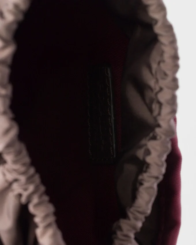 Pouzdro na smartphone Prada Speedrock z materiálu Re-Nylon a kůže Pouzdro na smartphone Prada Speedrock z materiálu Re-Nylon a kůže