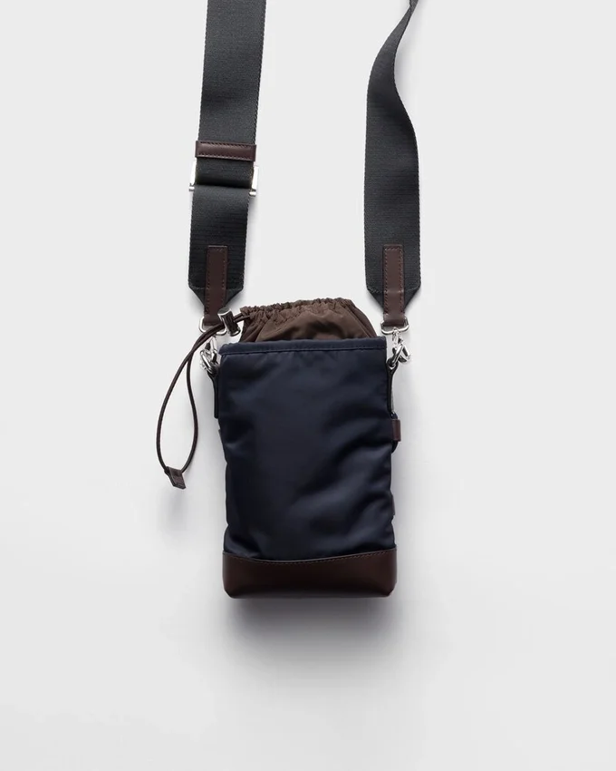 Pouzdro na smartphone Prada Speedrock z materiálu Re-Nylon a kůže Pouzdro na smartphone Prada Speedrock z materiálu Re-Nylon a kůže
