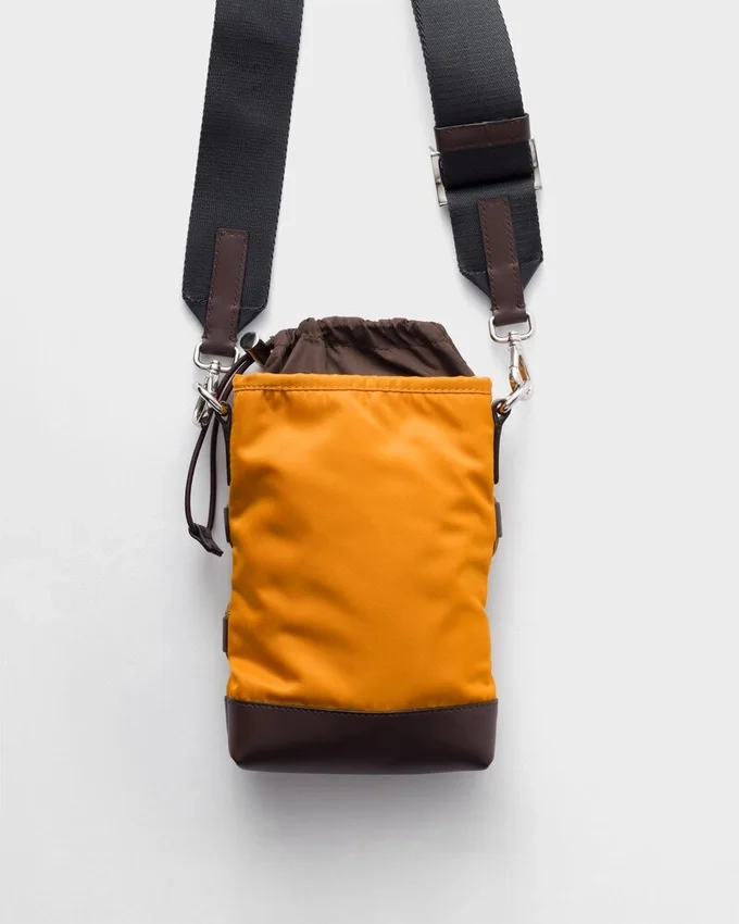 Pouzdro na smartphone Prada Speedrock z materiálu Re-Nylon a kůže Pouzdro na smartphone Prada Speedrock z materiálu Re-Nylon a kůže