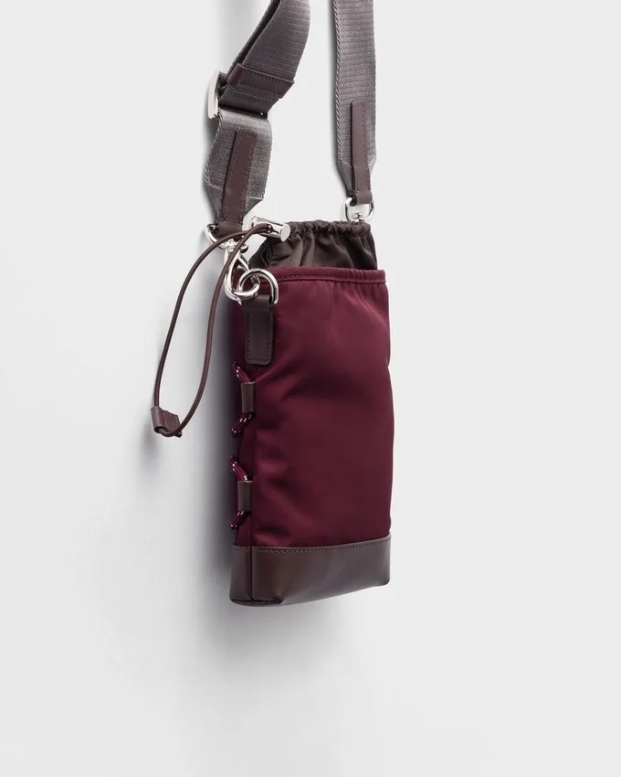 Pouzdro na smartphone Prada Speedrock z materiálu Re-Nylon a kůže Pouzdro na smartphone Prada Speedrock z materiálu Re-Nylon a kůže