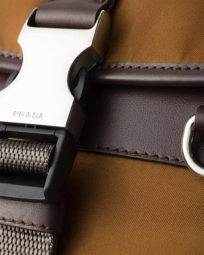 Pouzdro na smartphone z materiálu Re-Nylon a kůže Pouzdro na smartphone z materiálu Re-Nylon a kůže