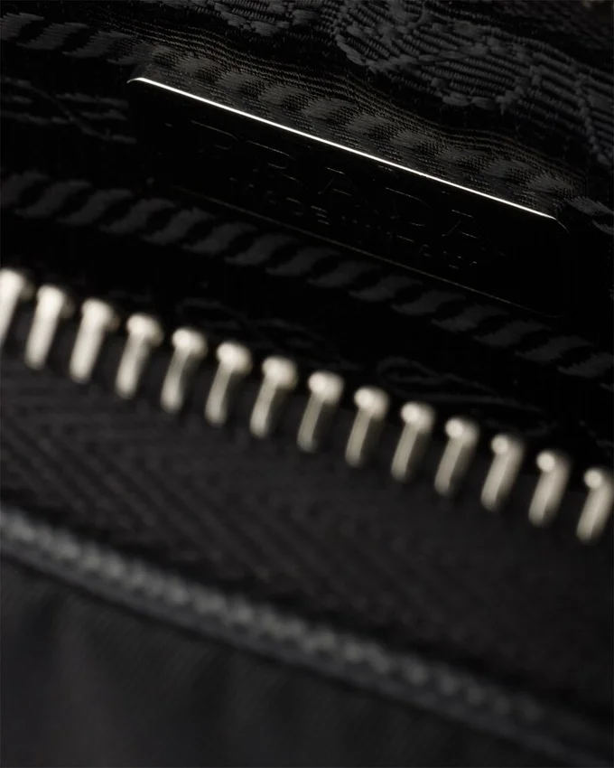 Pouzdro na smartphone z materiálu Re-Nylon a kůže Saffiano Pouzdro na smartphone z materiálu Re-Nylon a kůže Saffiano