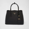 Prada Double středně velká kabelka z kůže Saffiano Prada Double středně velká kabelka z kůže Saffiano