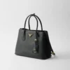 Prada Double středně velká kabelka z kůže Saffiano Prada Double středně velká kabelka z kůže Saffiano