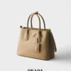 Prada Double středně velká kabelka z kůže Saffiano Prada Double středně velká kabelka z kůže Saffiano
