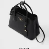 Prada Double středně velká kabelka z kůže Saffiano Prada Double středně velká kabelka z kůže Saffiano