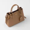 Prada Double středně velká kabelka z kůže Saffiano Prada Double středně velká kabelka z kůže Saffiano