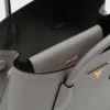 Prada Double středně velká kabelka z kůže Saffiano Prada Double středně velká kabelka z kůže Saffiano