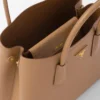 Prada Double středně velká kabelka z kůže Saffiano Prada Double středně velká kabelka z kůže Saffiano