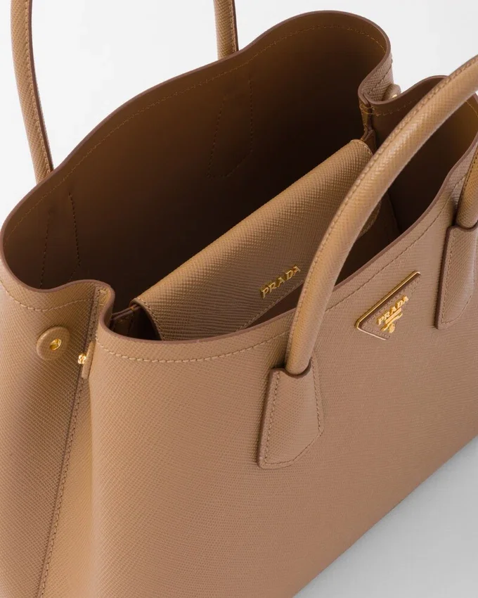 Prada Double středně velká kabelka z kůže Saffiano Prada Double středně velká kabelka z kůže Saffiano