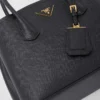 Prada Double středně velká kabelka z kůže Saffiano Prada Double středně velká kabelka z kůže Saffiano