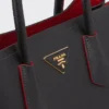 Prada Double středně velká kabelka z kůže Saffiano Prada Double středně velká kabelka z kůže Saffiano