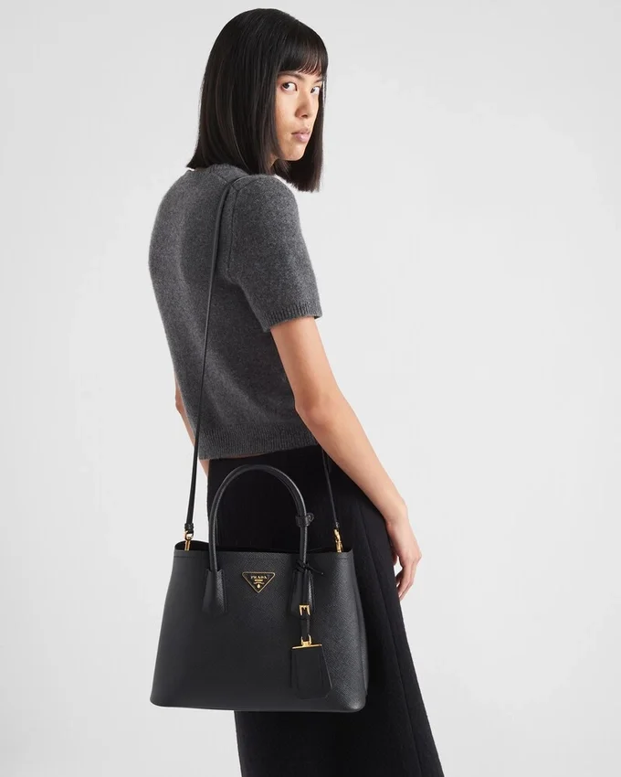 Prada Double středně velká kabelka z kůže Saffiano Prada Double středně velká kabelka z kůže Saffiano