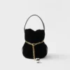 Prada Petit Sac Noir Mini sametová a nappa kožená taška ve tvaru kbelíku Prada Petit Sac Noir Mini sametová a nappa kožená taška ve tvaru kbelíku