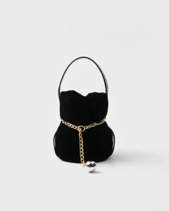 Prada Petit Sac Noir Mini sametová a nappa kožená taška ve tvaru kbelíku
