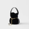 Prada Petit Sac Noir Mini sametová a nappa kožená taška ve tvaru kbelíku Prada Petit Sac Noir Mini sametová a nappa kožená taška ve tvaru kbelíku