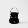 Prada Petit Sac Noir Mini sametová a nappa kožená taška ve tvaru kbelíku Prada Petit Sac Noir Mini sametová a nappa kožená taška ve tvaru kbelíku