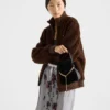 Prada Petit Sac Noir Mini sametová a nappa kožená taška ve tvaru kbelíku Prada Petit Sac Noir Mini sametová a nappa kožená taška ve tvaru kbelíku