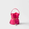 Prada Petit Sac Noir Mini taška ve tvaru kbelíku z materiálu Re-Nylon a nappa kůže Prada Petit Sac Noir Mini taška ve tvaru kbelíku z materiálu Re-Nylon a nappa kůže