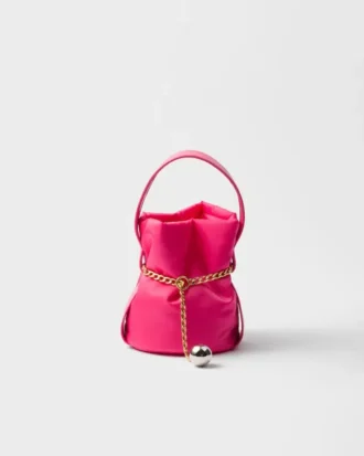 Prada Petit Sac Noir Mini taška ve tvaru kbelíku z materiálu Re-Nylon a nappa kůže