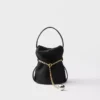 Prada Petit Sac Noir Mini taška ve tvaru kbelíku z materiálu Re-Nylon a nappa kůže Prada Petit Sac Noir Mini taška ve tvaru kbelíku z materiálu Re-Nylon a nappa kůže