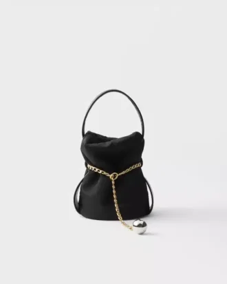 Prada Petit Sac Noir Mini taška ve tvaru kbelíku z materiálu Re-Nylon a nappa kůže