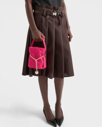 Prada Petit Sac Noir Mini taška ve tvaru kbelíku z materiálu Re-Nylon a nappa kůže
