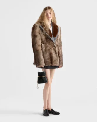 Prada Petit Sac Noir Mini taška ve tvaru kbelíku z materiálu Re-Nylon a nappa kůže