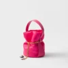 Prada Petit Sac Noir Mini taška ve tvaru kbelíku z materiálu Re-Nylon a nappa kůže Prada Petit Sac Noir Mini taška ve tvaru kbelíku z materiálu Re-Nylon a nappa kůže