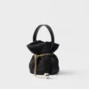 Prada Petit Sac Noir Mini taška ve tvaru kbelíku z materiálu Re-Nylon a nappa kůže Prada Petit Sac Noir Mini taška ve tvaru kbelíku z materiálu Re-Nylon a nappa kůže
