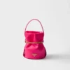 Prada Petit Sac Noir Mini taška ve tvaru kbelíku z materiálu Re-Nylon a nappa kůže Prada Petit Sac Noir Mini taška ve tvaru kbelíku z materiálu Re-Nylon a nappa kůže