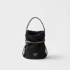 Prada Petit Sac Noir Mini taška ve tvaru kbelíku z materiálu Re-Nylon a nappa kůže Prada Petit Sac Noir Mini taška ve tvaru kbelíku z materiálu Re-Nylon a nappa kůže