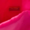 Prada Petit Sac Noir Mini taška ve tvaru kbelíku z materiálu Re-Nylon a nappa kůže Prada Petit Sac Noir Mini taška ve tvaru kbelíku z materiálu Re-Nylon a nappa kůže