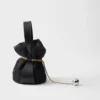 Prada Petit Sac Noir Mini taška ve tvaru kbelíku z materiálu Re-Nylon a nappa kůže Prada Petit Sac Noir Mini taška ve tvaru kbelíku z materiálu Re-Nylon a nappa kůže