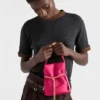 Prada Petit Sac Noir Mini taška ve tvaru kbelíku z materiálu Re-Nylon a nappa kůže Prada Petit Sac Noir Mini taška ve tvaru kbelíku z materiálu Re-Nylon a nappa kůže