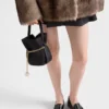 Prada Petit Sac Noir Mini taška ve tvaru kbelíku z materiálu Re-Nylon a nappa kůže Prada Petit Sac Noir Mini taška ve tvaru kbelíku z materiálu Re-Nylon a nappa kůže