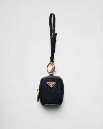 Prada Re-Edition 1978 Re-Nylon Mini-Pouch s přívěskem na klíče