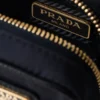 Prada Re-Edition 1978 Re-Nylon Mini-Pouch s přívěskem na klíče Prada Re-Edition 1978 Re-Nylon Mini-Pouch s přívěskem na klíče