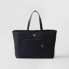 Prada Re-Edition 1978 Velká taška z Re-Nylonu a kůže Saffiano Prada Re-Edition 1978 Velká taška z Re-Nylonu a kůže Saffiano